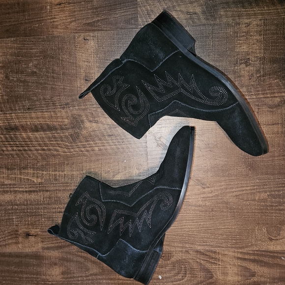 Dingo Brooks Embroidered Round Toe Boots - Picture 2 of 8